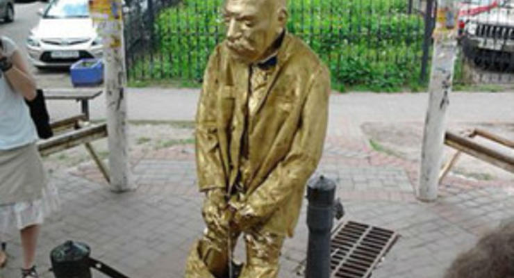 В Киеве и Львове установили памятники писающему Сталину