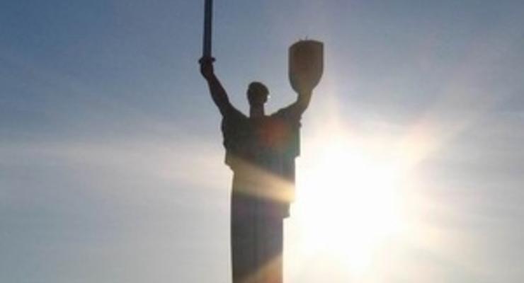 Рекорд Украины: более 300 молодых киевлян синхронно отжимались возле памятника Родина-мать