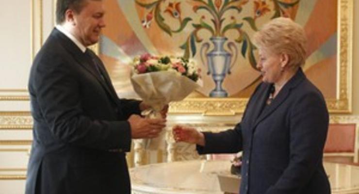 Янукович встретил Грибаускайте с букетом цветов