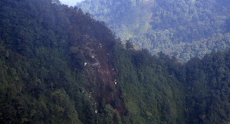 В Индонезии нашли черный ящик SSJ-100 в полукилометровом ущелье