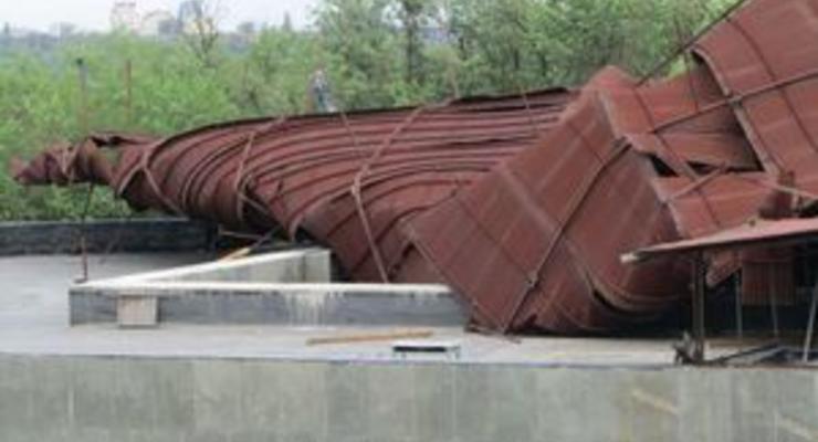 На Хортице сильный смерч снес железное покрытие крыши со здания музея казачества