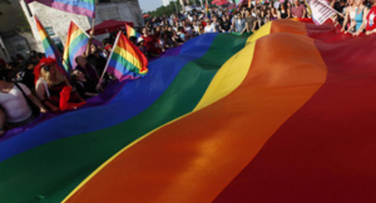 ЛГБТ-флешмоб в Петербурге собрал около 300 человек, ОМОН сдерживает противников акции