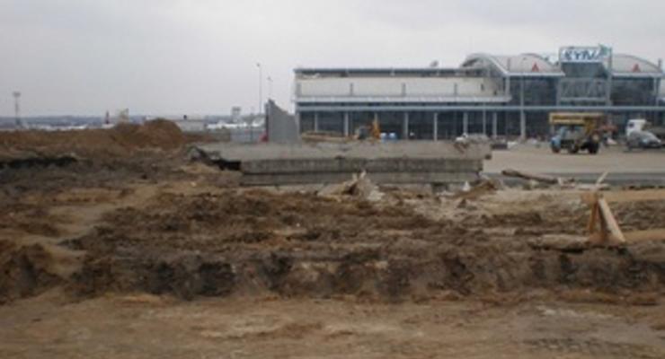 Власти не успели построить новую дорогу к аэропорту в Жулянах