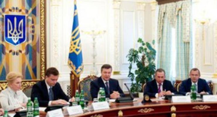 Янукович призвал срочно придать праздничный вид городам, принимающим Евро-2012