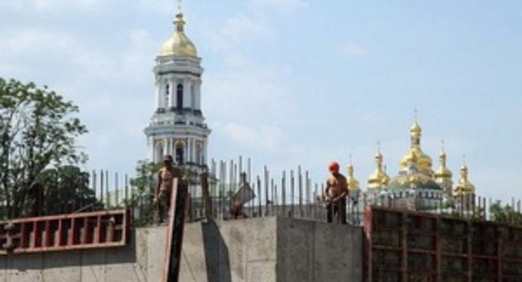 СМИ: На территории Киево-Печерской Лавры строят неизвестный объект