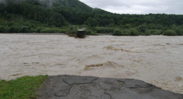 В Карпатах из-за селевого потока прервано сообщение с погранзаставой и селом