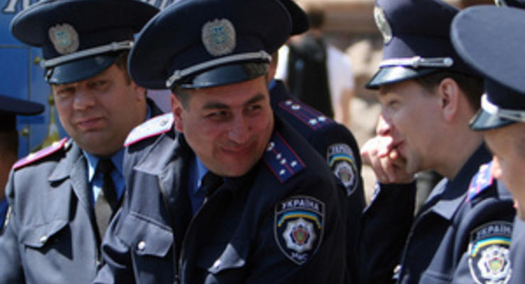 Милиционерам запретили щелкать семечки, плеваться и "стрелять" сигареты во время Евро-2012