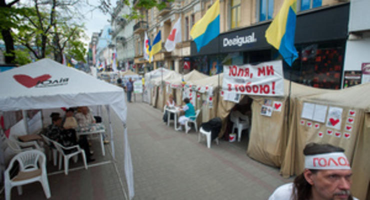 Киевские власти соообщили, что палатки оппозиции останутся на Крещатике во время Евро-2012