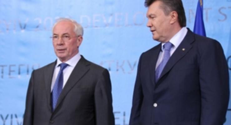 Янукович и Азаров поздравили украинцев с Троицей