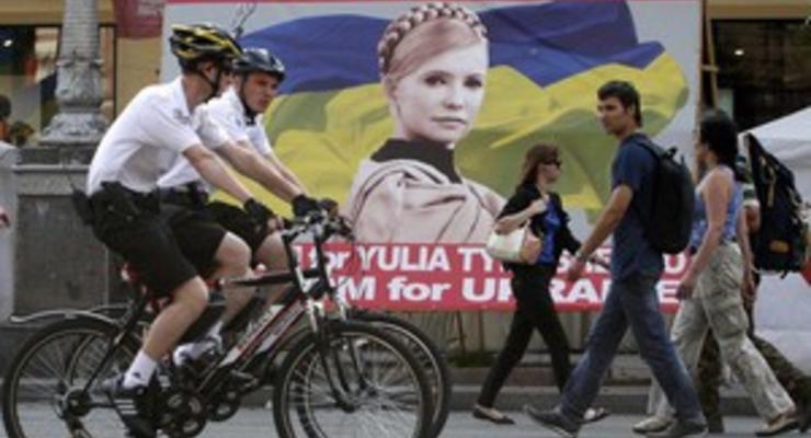 Сторонники Тимошенко в палаточном городке на Крещатике перевели лозунги на английский язык