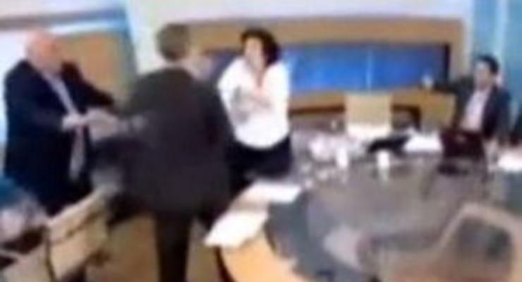 В Греции ультраправый политик избил женщину в ходе теледебатов