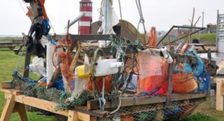 В Германии сделали плот из мусора