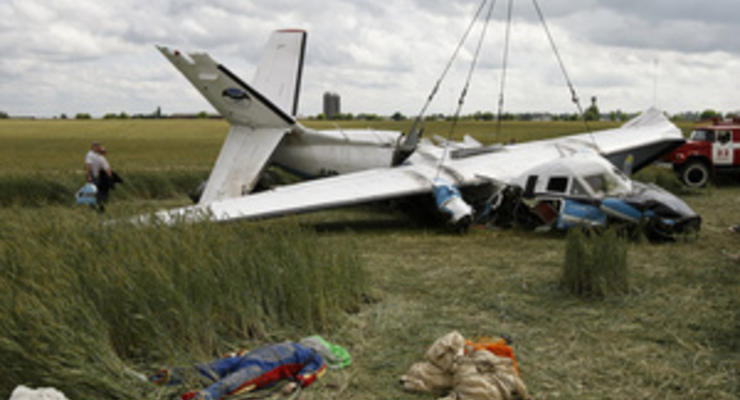 Фотогалерея: Аварийная посадка. Репортаж с места крушения самолета с парашютистами под Киевом