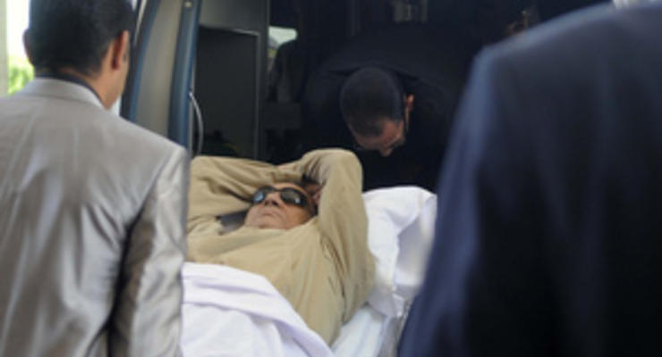 СМИ: Мубарак выходит в тюремный двор и принимает пищу