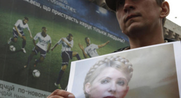 Еврокомиссар Рединг призналась, что не может смотреть проходящие в Харькове матчи Евро-2012 без мысли о Тимошенко