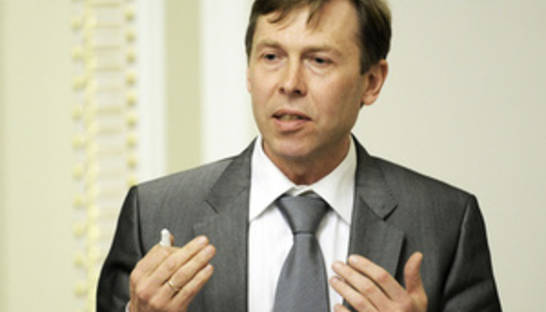 Оппозиция: Азаров пиарится на больнице, у которой отобрал деньги