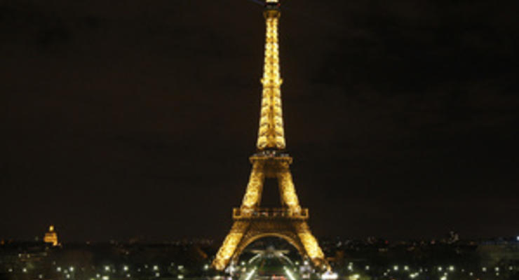 В Париже молодой мужчина прыгнул с Эйфелевой башни