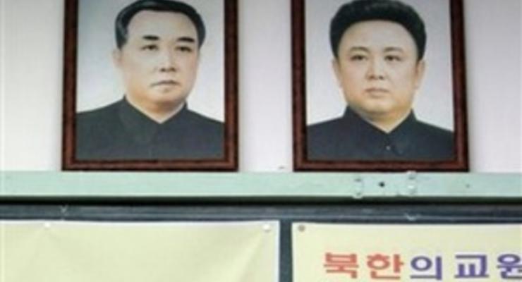 В КНДР школьницу посмертно наградили за спасение портретов Ким Чен Ира и Ким Ир Сена