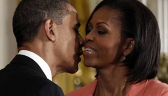 Демократы разыгрывают в лотерею место Мишель Обамы в президентском автобусе