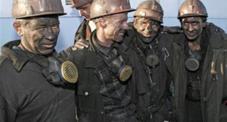 В Донецкой области на шахте Енакиевская горняк, попавший под обвал, был спасен
