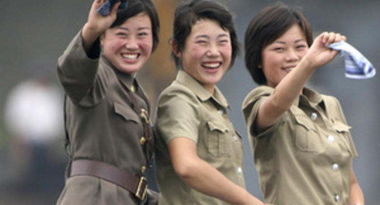 Северокорейским женщинам разрешили носить джинсы и серьги