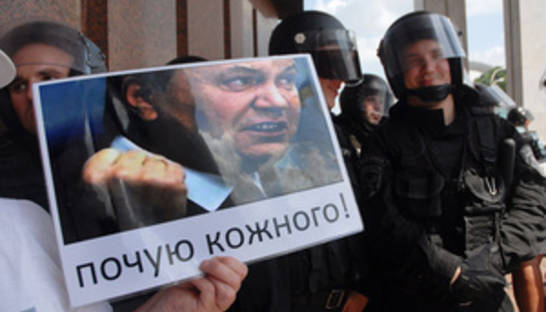 Противники закона о языках передали Януковичу свое обращение