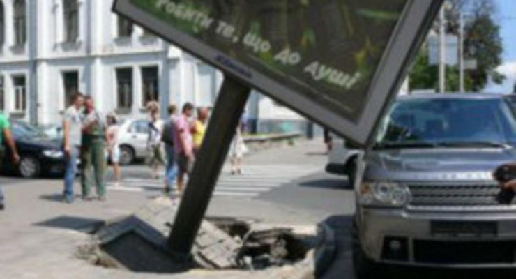 В центре Киева на внедорожник упал рекламный щит