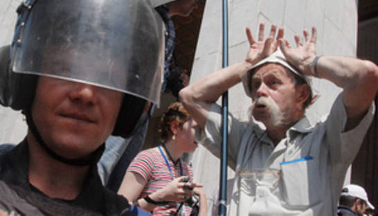 Попытка протестующих под Украинским домом установить биотуалет переросла в потасовку с Беркутом