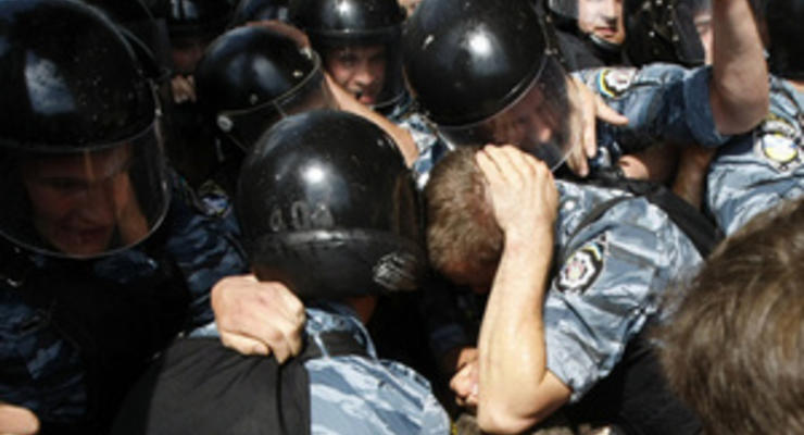УДАР: В Черкассах милиция разогнала митинг против языкового закона, партийного активиста забрали в отделение