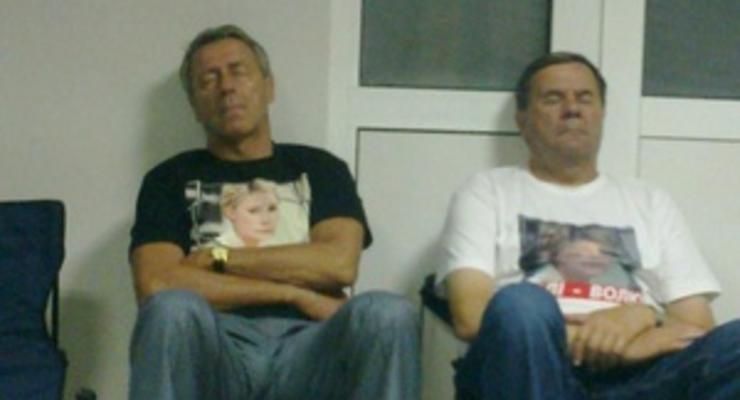 Депутаты от БЮТ провели всю ночь в больнице под палатой Тимошенко