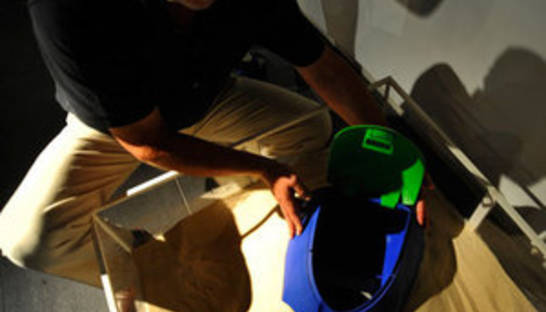 Испанская пара придумала пляжный рюкзак, который невозможно украсть