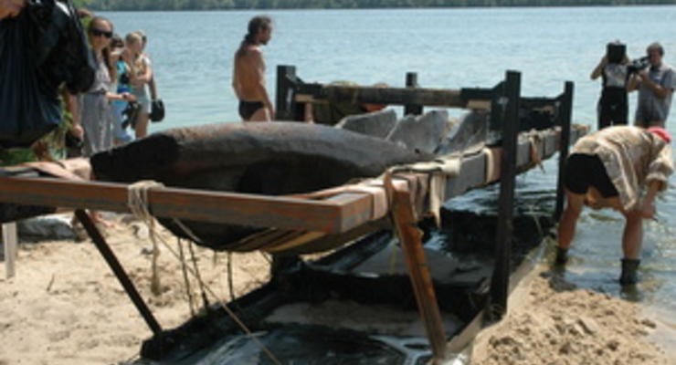В Запорожье со дна Днепра подняли 500-летнюю лодку