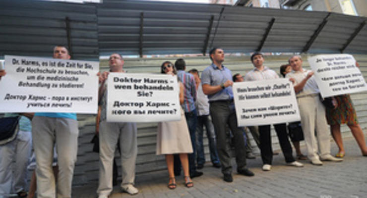 Молодые регионы пикетировали гостиницу, в которой живет немецкий врач Тимошенко