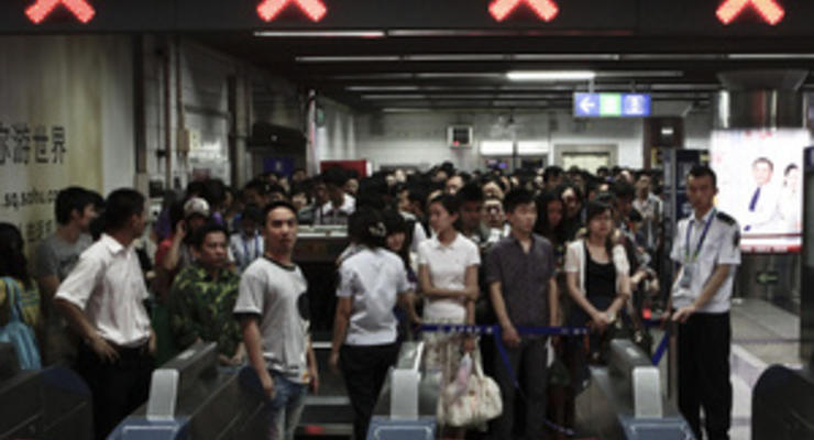 В пекинском метро пассажирам выдают сменную обувь