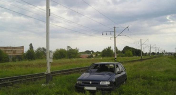 В Волынской области автомобиль столкнулся с электричкой: погибли двое детей