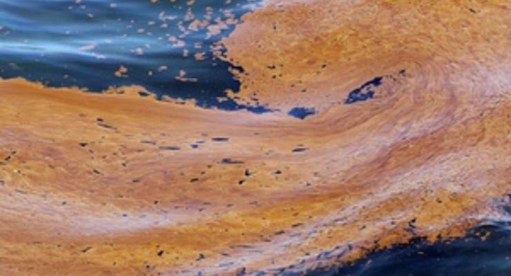 На берегу моря в Николаевской области обнаружено пятно мазута протяженностью три километра