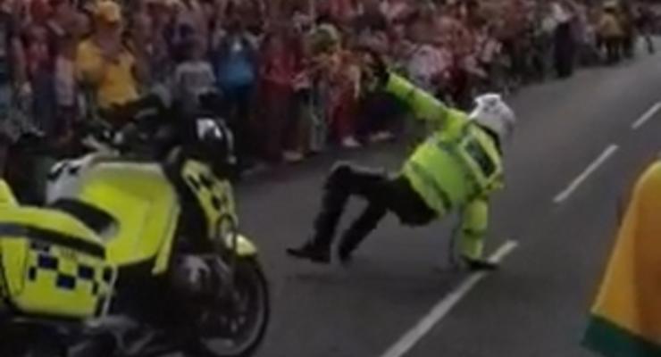 Британский полицейский развлекал зрителей эстафеты олимпийского огня танцами