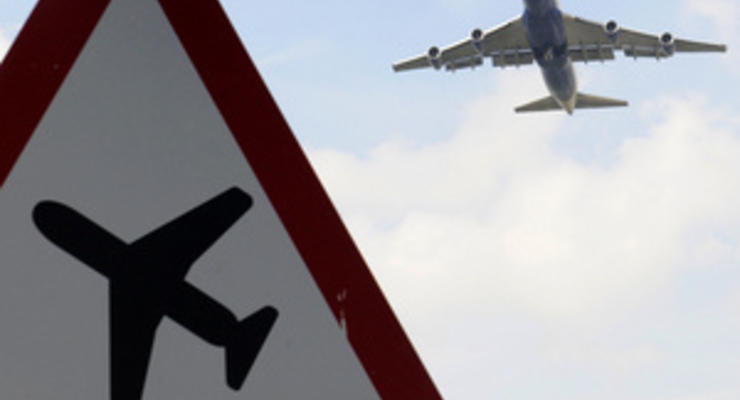 В России самолет получил вмятину, столкнувшись в аэропорту с бакланами