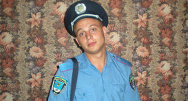 После избиения студента николаевский милиционер пил, крушил мопед и душил человека - очевидец