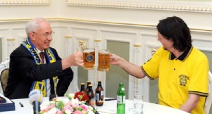 Томенко: Милиция отказалась штрафовать Азарова за распитие пива в Кабмине со шведским болельщиком