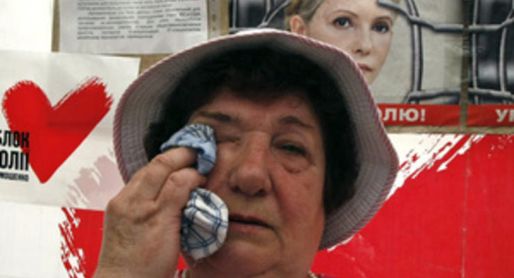 Перед больницей в Харькове собираются сторонники Тимошенко: лидеры оппозиции привезли 365 роз