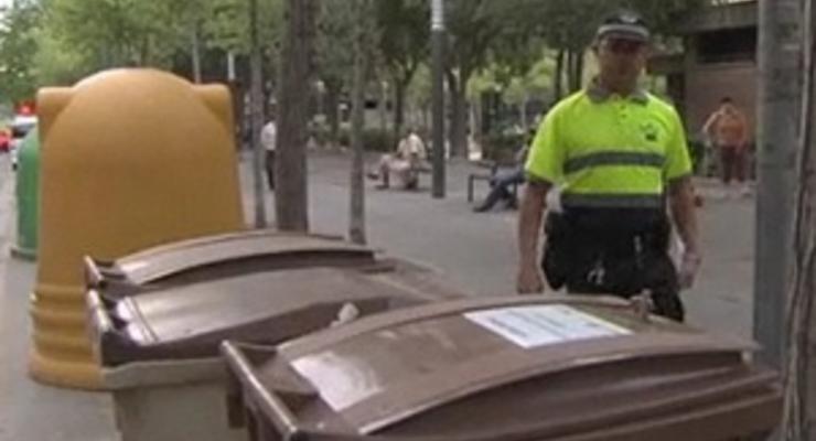 В испанском городе будут охранять мусорные баки от бедняков