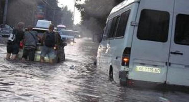 В Днепропетровске из-за дождя залило улицы, машины плывут по дорогам