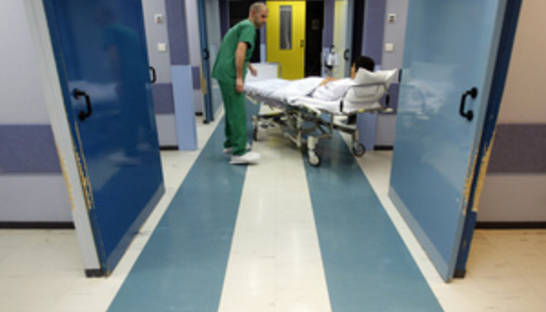 Французы просят заменить больничную одежду из-за чувства неловкости