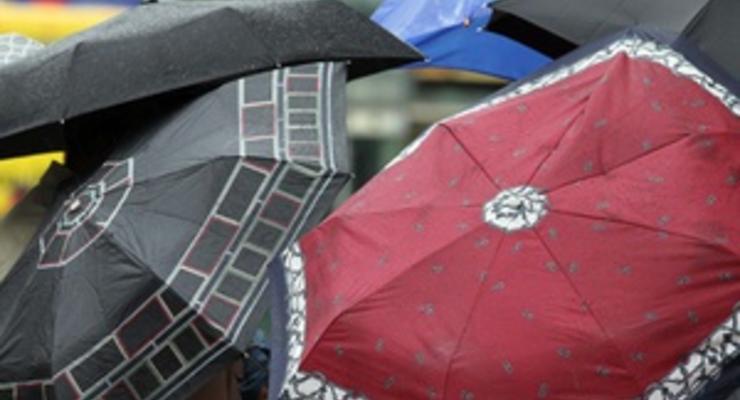 Киевляне массово скупают зонты и резиновые сапоги