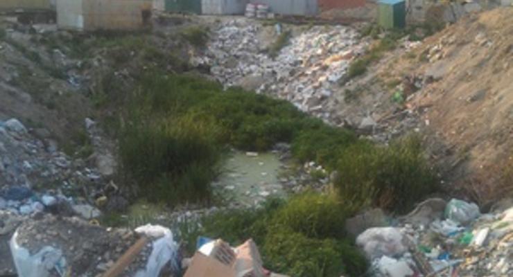 В Киеве на Позняках обнаружили незаконную свалку мусора. Жители массива обратились в прокуратуру