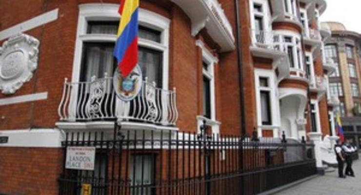 Британия "угрожает" посольству Эквадора из-за Ассанжа