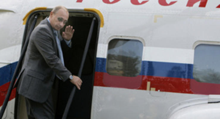 СМИ: Вертолет Путина едва не столкнулся со спортивным самолетом
