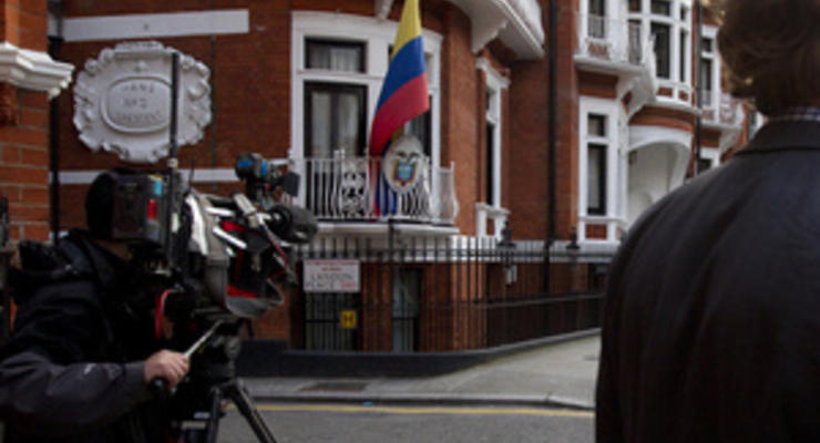 Дело Ассанжа: Лондон намерен снять дипломатический статус с посольства Эквадора