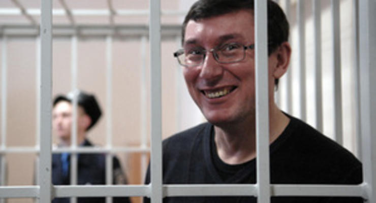 Во время оглашения приговора Луценко сторонники обвиняемого поют песни и играют марш